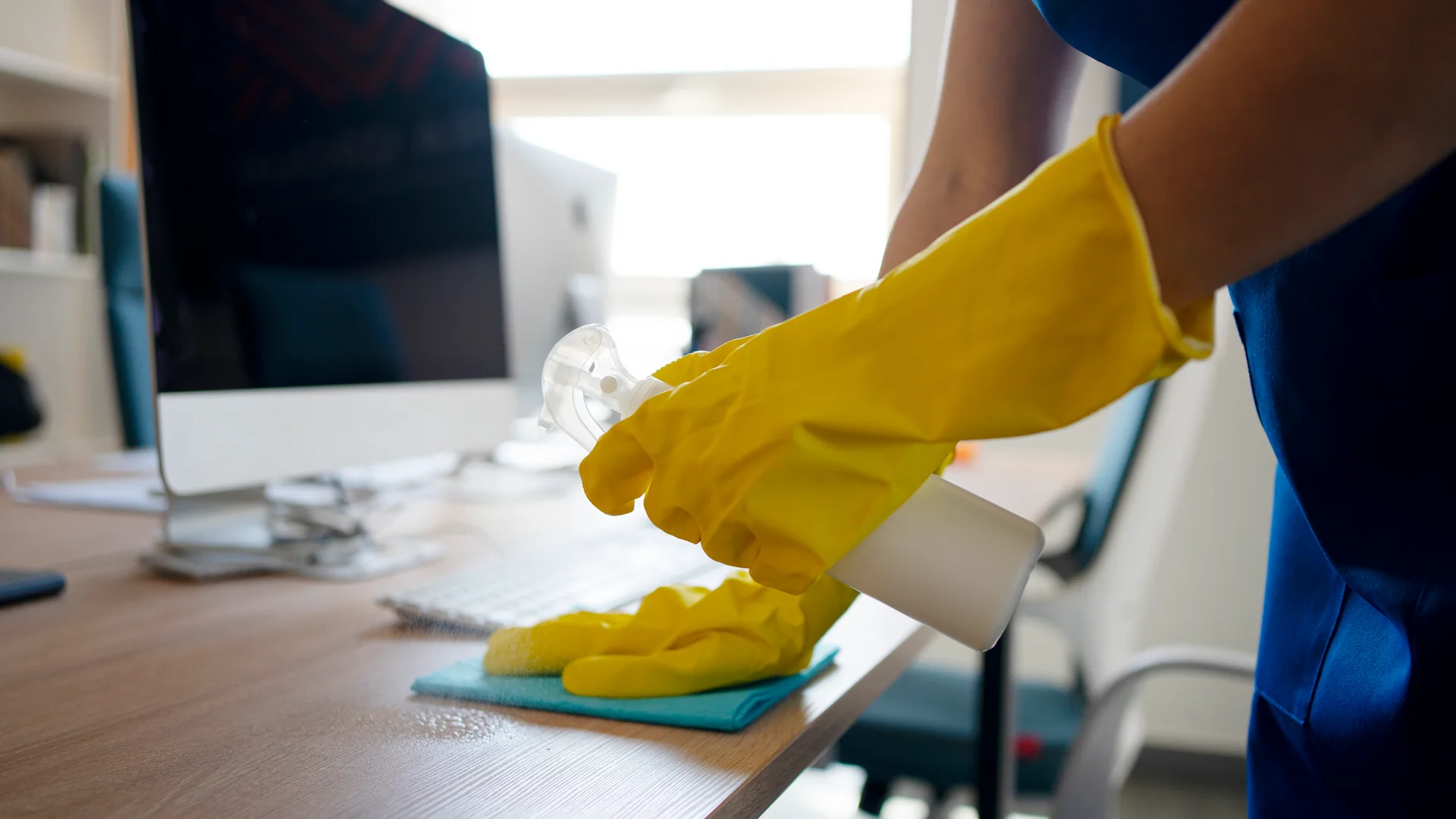 Profissional realizando limpeza em escritório