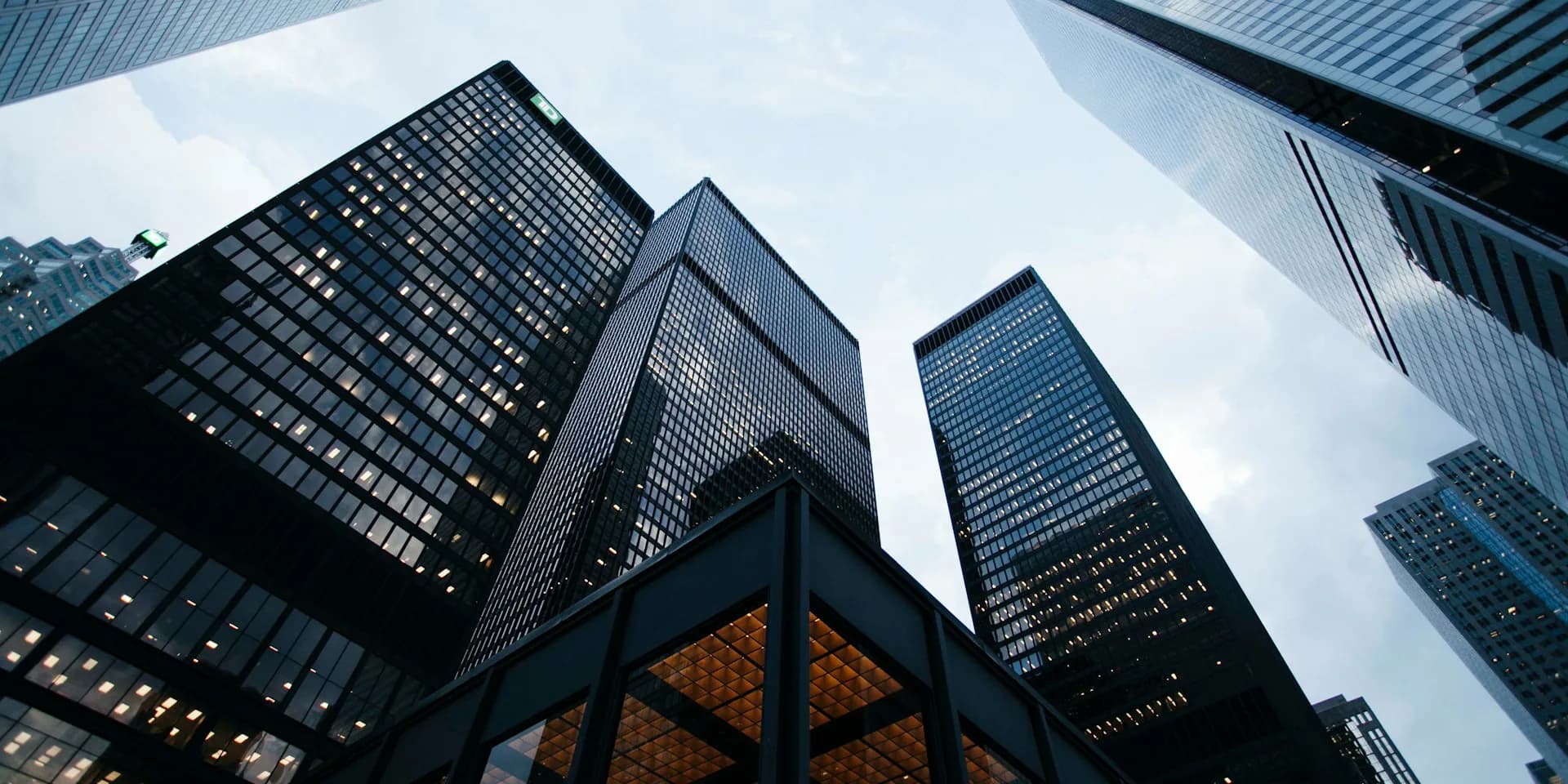 Prédios corporativos vistos de baixo