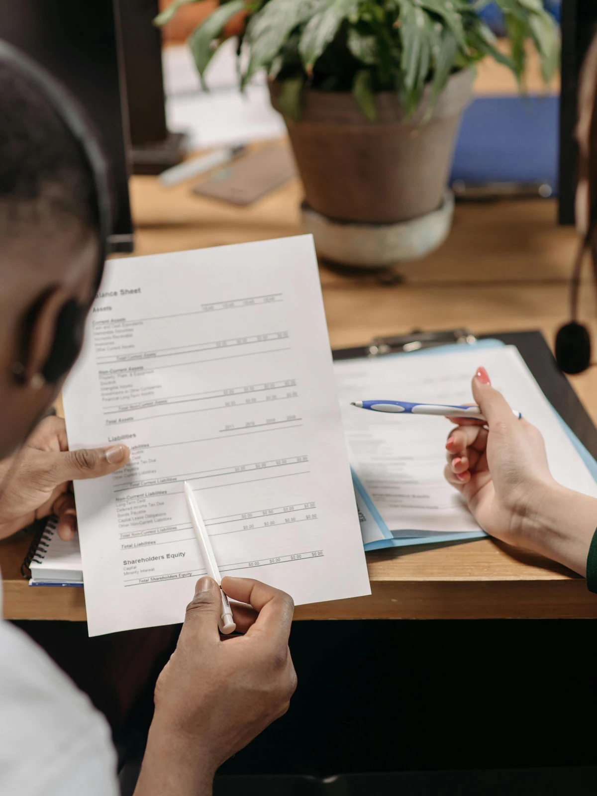 Profissionais analisando documentos administrativos
